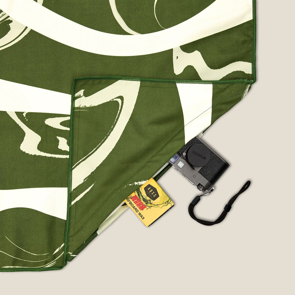 Liquid Dreams sand free beach towel in Large, green and cream marble swirl print, corner detail